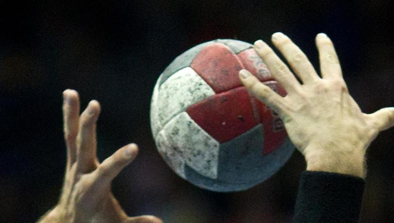 Spieler versuchen an den Ball zu kommen.