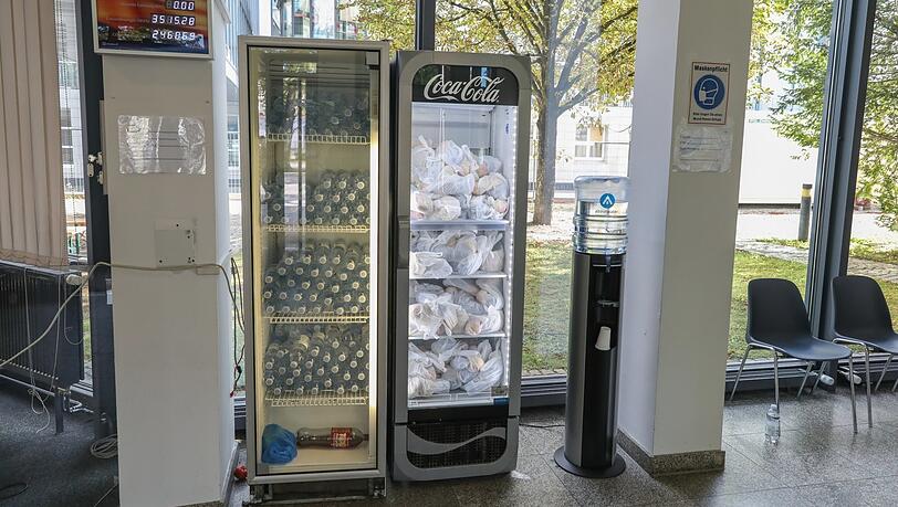 Hier gibt's Getränke und Brotzeit für Neuankömmlinge. Hier gibt's Getränke und Brotzeit für Neuankömmlinge.
