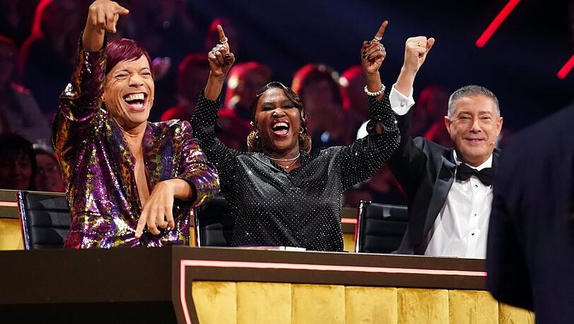 Quotensieg für "Let's Dance": Jorge González (l.), Motsi Mabuse und Joachim Llambi sitzen in der Jury.