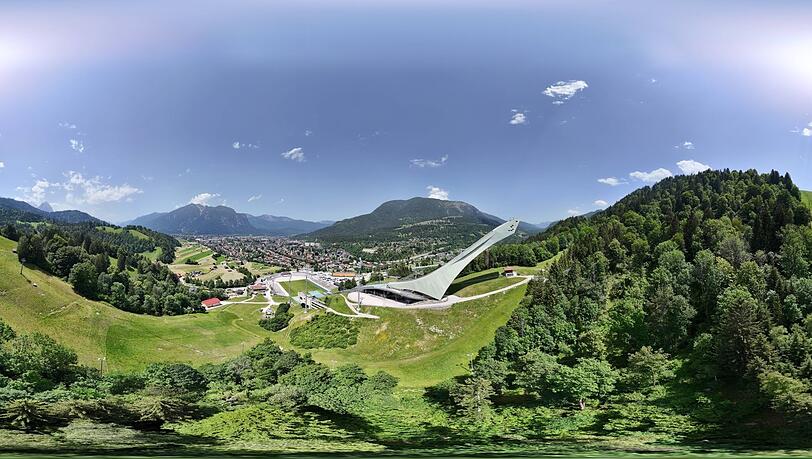 Ein sommerlicher Blick auf Garmisch.