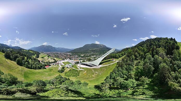 Ein sommerlicher Blick auf Garmisch.