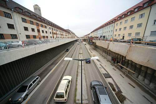 Von der Brücke über den Mc-Graw-Graben wurde die Eisenklammer auf ein stadteinwärts fahrendes Auto geworfen.