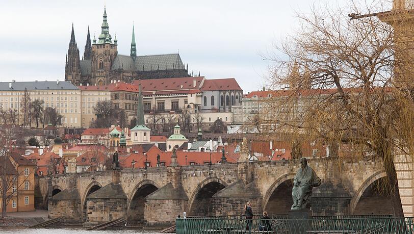 Die tschechische Hauptstadt Prag mit der Karlsbrücke über die Moldau. (Archivbild)
