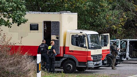Dieser zu einem Wohnwagen umgebaute Lastwagen soll vom Tatverd&auml;chtigen sein. Die Polizei fand ihn dort nicht.