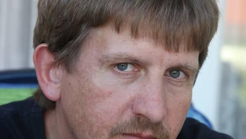 Stefan W. aus Schwandorf hat ständig Ärger wegen seines kirminellen Doppelgängers, der aus Nürnberg stammt. Stefan W. aus Schwandorf hat ständig Ärger wegen seines kirminellen Doppelgängers, der aus Nürnberg stammt.