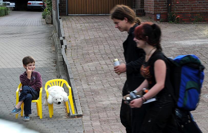 ...wird man von vielen Anwohnern begrüßen. Dieser kleine Jungen beherrscht den Metal-Gruß (die "Pommesgabel") bereits perfekt.