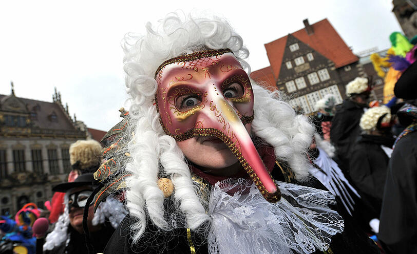 Zahlreiche Samba-Gruppen aus ganz Deutschland nehmen unter dem Motto "Carneval Theatral" am Bremer Straßenkarneval teil.
