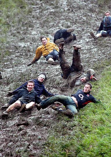 KÄSEROLLEN: Beim &bdquo;Cheese Rolling&ldquo; in Cooper's Hill im englischen Brockworth rennen wagemutige Briten jeden Sommer einem Käse hinterher, der den 200 Meter langen Hügel hinabrollt. Der erste &bdquo;Käse-Jäger&ldquo; im Ziel bekommt den Laib der Sorte Double Gloucester.
