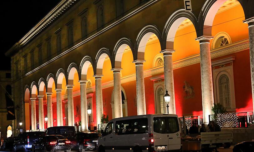 Die Farben des Luxus: Die gelb-rote Wand hinter den Arkaden des Opernpalais kommt edel-erfrischend daher.