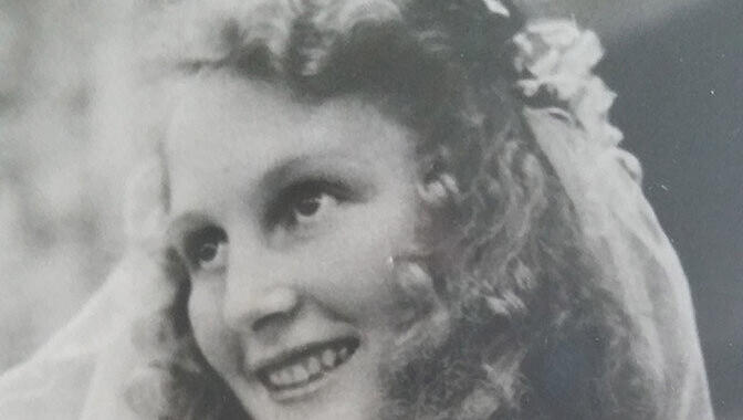 Die junge Sigrid Burg als Braut. Nur kurze Zeit nach ihrer Hochzeit mit Eugen kam ihre Tochter Sigrid zur Welt. Die junge Sigrid Burg als Braut. Nur kurze Zeit nach ihrer Hochzeit mit Eugen kam ihre Tochter Sigrid zur Welt.