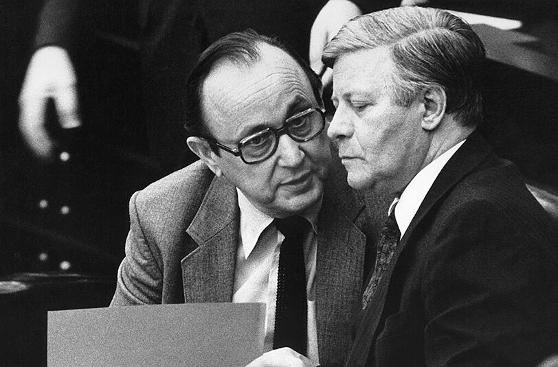Bundeskanzler Helmut Schmidt (rechts) vor Beginn der Regierungserklärung am 25. November 1980 im Deutschen Bundestag in Bonn im Gespräch mit Außenminister Hans-Dietrich Genscher.