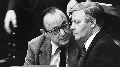 Bundeskanzler Helmut Schmidt (rechts) vor Beginn der Regierungserklärung am 25. November 1980 im Deutschen Bundestag in Bonn im Gespräch mit Außenminister Hans-Dietrich Genscher.