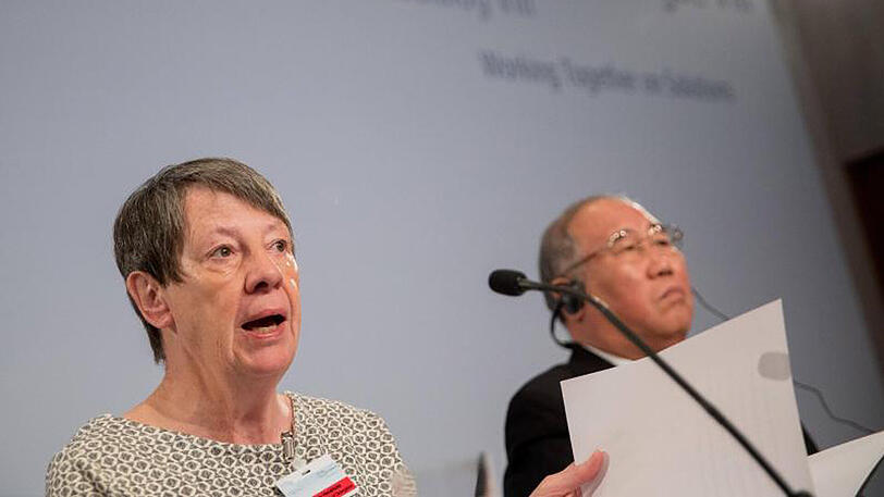 Umweltministerin Barbara Hendricks spricht in Berlin beim Auftakt des 8. Petersberger Klimadialog neben dem dem chinesischen Minister Xie Zhenua.