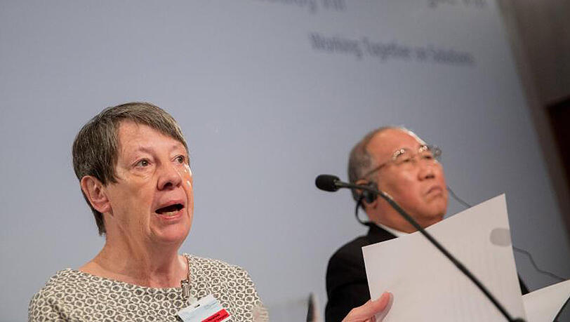 Umweltministerin Barbara Hendricks spricht in Berlin beim Auftakt des 8. Petersberger Klimadialog neben dem dem chinesischen Minister Xie Zhenua. Umweltministerin Barbara Hendricks spricht in Berlin beim Auftakt des 8. Petersberger Klimadialog neben dem dem chinesischen Minister Xie Zhenua.