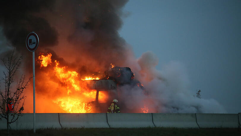 Die Bilder von der A94: Dort brannte ein mit Heuballen beladener Lkw komplett aus.