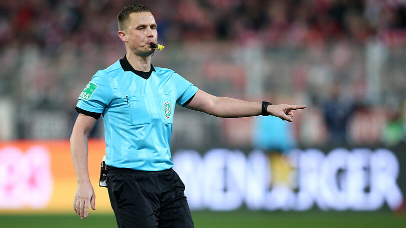 Geriet beim Pokal-Spiel des FC Bayern in Bremen in den Fokus: Video-Schiedsrichter Robert Kampka.