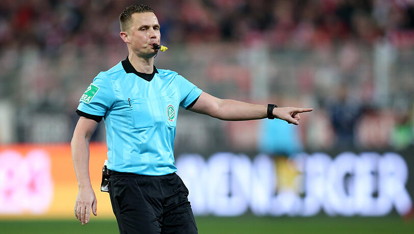 Geriet beim Pokal-Spiel des FC Bayern in Bremen in den Fokus: Video-Schiedsrichter Robert Kampka. Geriet beim Pokal-Spiel des FC Bayern in Bremen in den Fokus: Video-Schiedsrichter Robert Kampka.