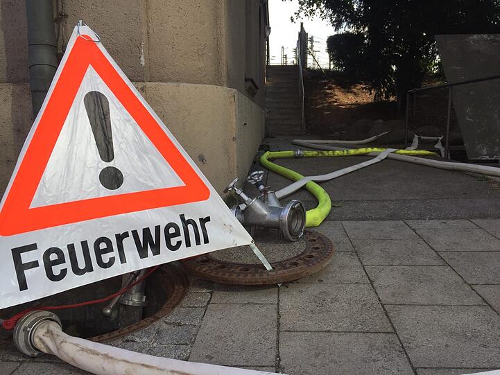 Bis zu 50 Zentimeter hoch steht das Wasser am Dienstag in einem Münchner S-Bahn-Tunnel. Der Zugverkehr ist lahmgelegt, die Feuerwehr ist stundenlang mit Abpumpen beschäftigt. Hunderttausende Menschen sind betroffen.