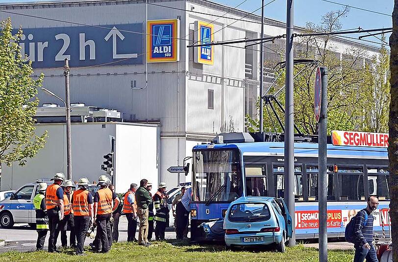 Bilder vom Verkehrsunfall in der Cosimastraße. Eine Tram kolliderte mit einem Pkw.