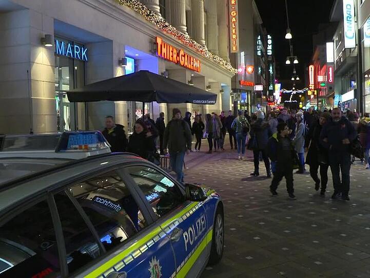 In einem Dortmunder Einkaufszentrum haben gezündete Böller Hunderte Menschen in Angst und Schrecken versetzt.
