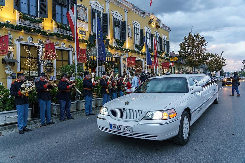Empfang mit Blaskapelle: Richard Lugner kommt in einer Stretch-Limousine.