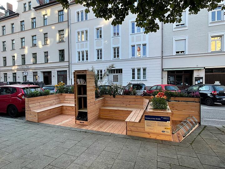 Bitte setzen: An diesem neuen Parklet am "Breisässer Platz" können zehn Anwohner sitzen, ratschen und feiern.