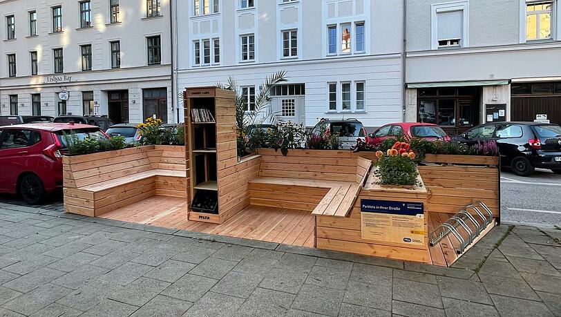 Bitte setzen: An diesem neuen Parklet am "Breisässer Platz" können zehn Anwohner sitzen, ratschen und feiern. Bitte setzen: An diesem neuen Parklet am "Breisässer Platz" können zehn Anwohner sitzen, ratschen und feiern.