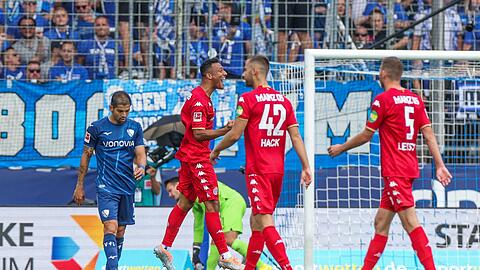 Karim Onisiwo (2.v.l.) brachte Mainz 05 mit seinem Tor zum 1:0 beim VfL Bochum auf die Siegerstraße.