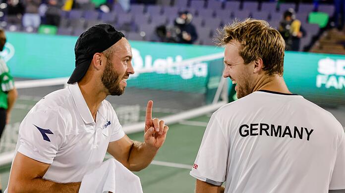 Im Davis Cup noch ungeschlagen: Tim Pütz (l) und Kevin Krawietz jubeln.