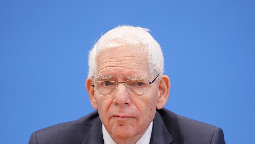 Zentralratspr&auml;sident Josef Schuster beobachtet eine Gew&ouml;hnung an Antisemitismus in Deutschland. (Archivbild)