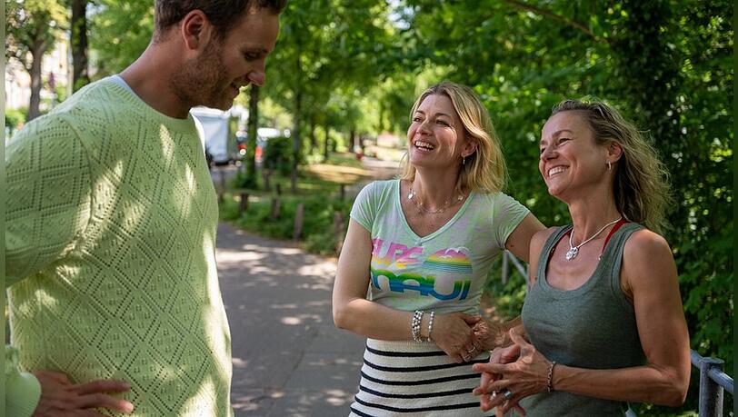 "Terra Xplore: Ist Mama die Beste? Mit Rhea Harder-Vennewald": Schauspielerin Nina Bott spricht mit Psychologe Leon Windscheid und Schauspielkollegin Rhea Harder-Vennewald (r.) &uuml;ber Verantwortung und wie sich der Blick auf die eigene Mutter mit den Jahren ver&auml;ndert.