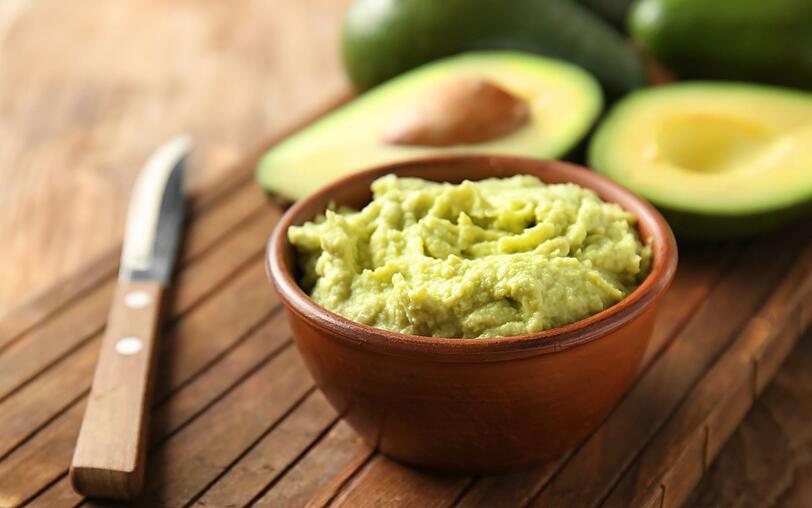 Für selbstgemachte Guacamole löffeln Sie eine reife Avocado aus. Geben Sie eine gehackte Knoblauchzehe, eine gewürfelte Tomate und den Saft einer halben Zitrone zu den Avocadostücken und zerdrücken alles mit einer Gabel, bis es matschig wird. Fehlen nur noch Salz, Pfeffer und Paprikapulver - und schon ist der Dip fertig! Für selbstgemachte Guacamole löffeln Sie eine reife Avocado aus. Geben Sie eine gehackte Knoblauchzehe, eine gewürfelte Tomate und den Saft einer halben Zitrone zu den Avocadostücken und zerdrücken alles mit einer Gabel, bis es matschig wird. Fehlen nur noch Salz, Pfeffer und Paprikapulver - und schon ist der Dip fertig!