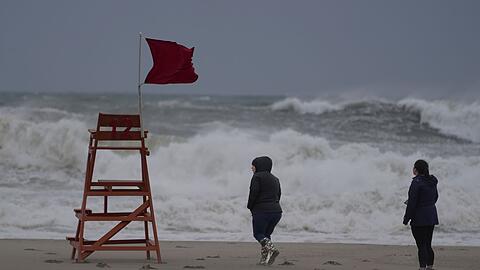 Der Sturm bringt hohe Wellen, Wind und Regen mit sich.