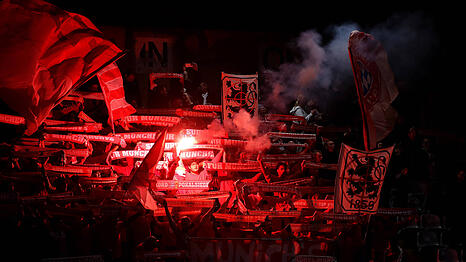 Zogen nach dem 6:1-Sieg gegen RB Leipzig durch die M&uuml;nchner Innenstadt: Die Fans des FC Bayern (Symbolbild).