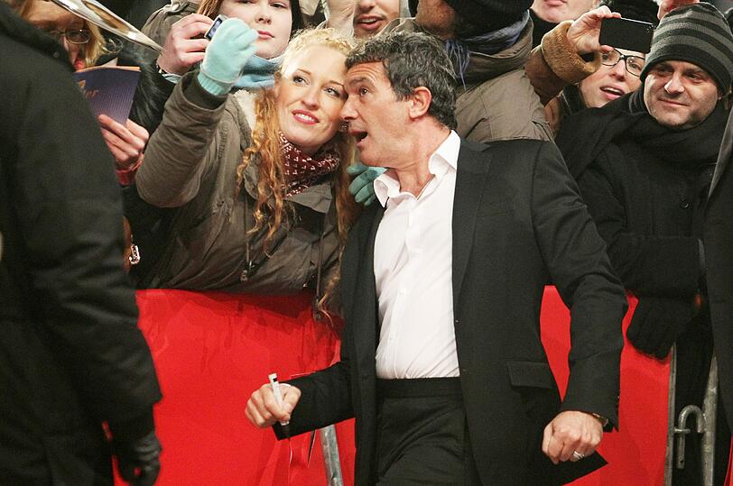 Banderas lässt sich mit seinen Fans photographieren...