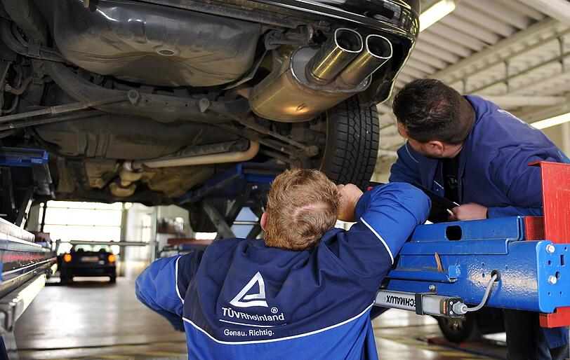 "Bitte schaun Sie genau hin und schreiben alles auf. Ich will ein neues Auto und meine Frau hat es mir verboten. Vielleicht schaffe ich es so, sie zu überzeugen."
