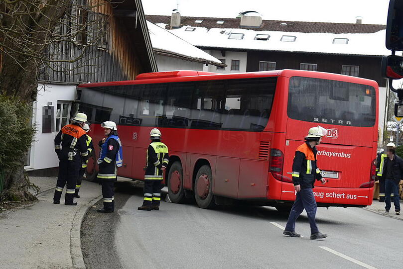 In Seebruck ist ein Linienbus in ein Haus gekracht - die Bilder vom Unfall.