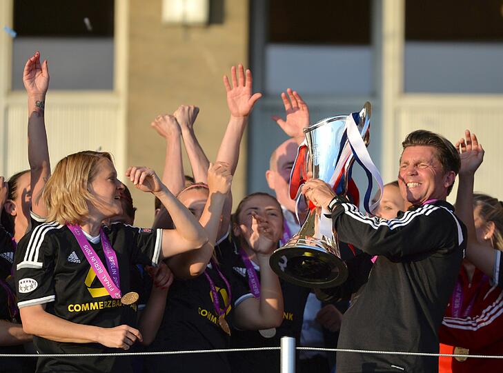 Die Fußballerinnen des 1. FFC Frankfurt feiern ihren Champions-League-Triumph.