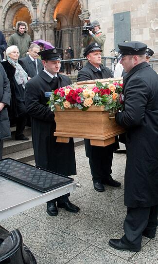 In der Berliner Kaiser-Wilhelm-Gedächtniskirche fand heute die Trauerfeier für den verstorbenen TV-Produzenten Wolfgang Rademann statt.