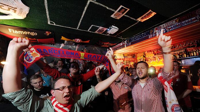 Fußballfans in der Kneipe "Stadion an der Schleißheimer Straße".