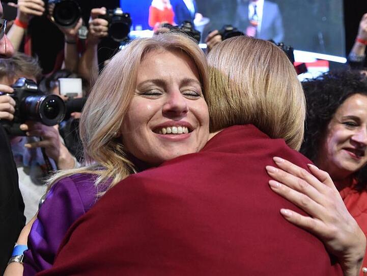 Die liberale Bürgeranwältin Zuzana Caputova (L) wird Präsidentin der Slowakei.