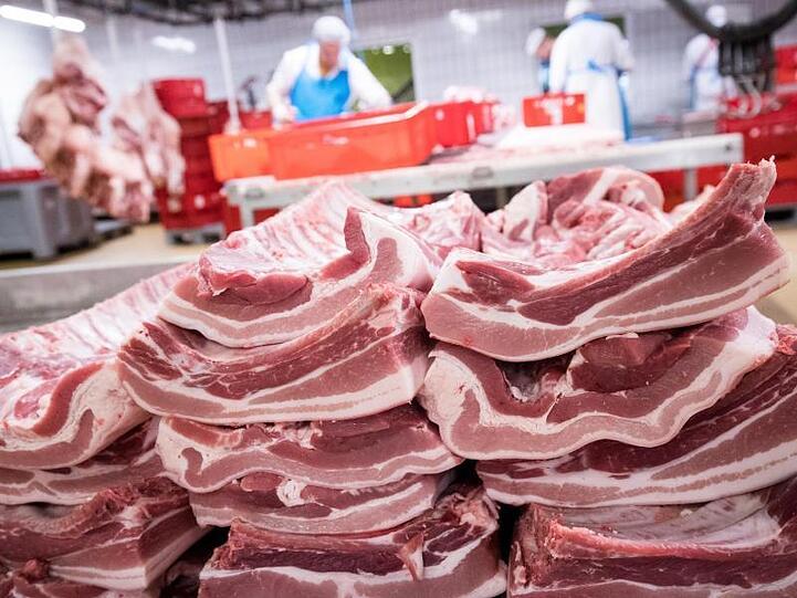 Rippen und Bauchfleisch vom Schwein werden in einem Hamburger Zerlegebetrieb verarbeitet.