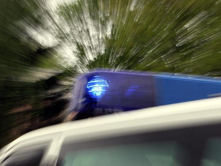 Das Blaulicht eines Polizei-Einsatzfahrzeuges leuchtet. Foto: Marcus Führer/dpa/Archivbild