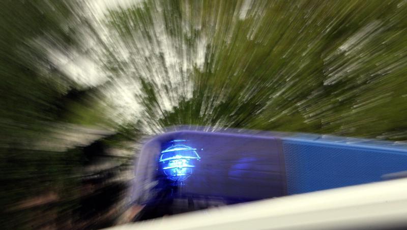 Das Blaulicht eines Polizei-Einsatzfahrzeuges leuchtet. Foto: Marcus Führer/dpa/Archivbild Das Blaulicht eines Polizei-Einsatzfahrzeuges leuchtet. Foto: Marcus Führer/dpa/Archivbild