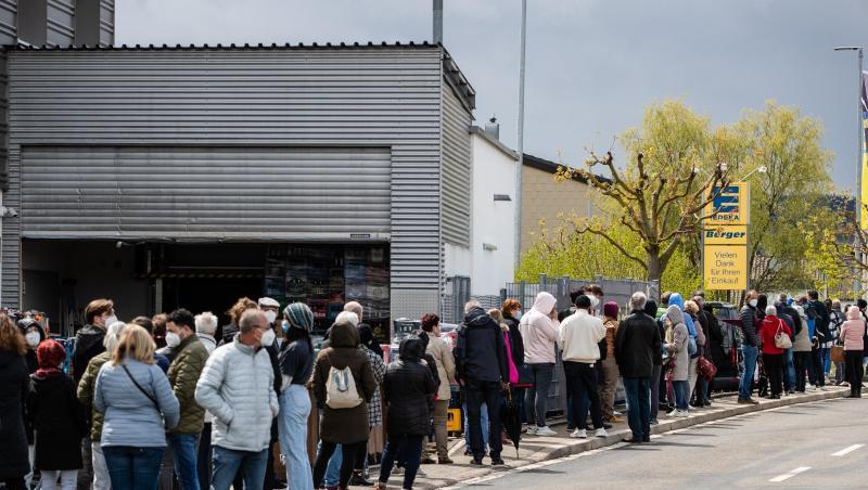 Zahlreiche Menschen stehen an einem Supermarkt Schlange, um dort ohne Termin mit dem Impfstoff Astrazeneca geimpft zu werden.