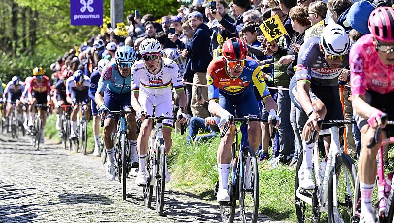 Der Slowene Tadej Pogacar (4.v.r) bei der Flandern-Rundfahrt.