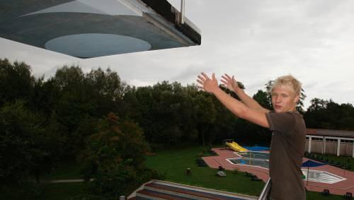 Bademeister-Azubi Martin Aicher schubste den fallenden Buben vom Sieben-Meter-Turm aus Richtung Wasser. Das gelang ihm zwar nur halb - doch es rettete dem Buben dennoch das Leben. Bademeister-Azubi Martin Aicher schubste den fallenden Buben vom Sieben-Meter-Turm aus Richtung Wasser. Das gelang ihm zwar nur halb - doch es rettete dem Buben dennoch das Leben.