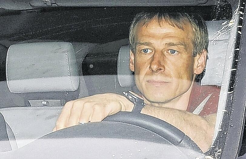 Abschied von der Säbener Straße: Der entlassene Trainer Jürgen Klinsmann verlässt am 27. April 2009 das Vereinsgelände.Foto: dpa