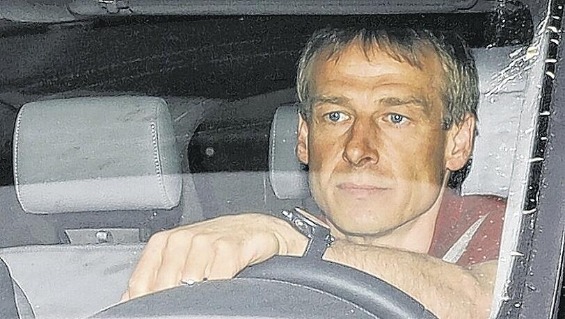 Abschied von der Säbener Straße: Der entlassene Trainer Jürgen Klinsmann verlässt am 27. April 2009 das Vereinsgelände.Foto: dpa Abschied von der Säbener Straße: Der entlassene Trainer Jürgen Klinsmann verlässt am 27. April 2009 das Vereinsgelände.Foto: dpa