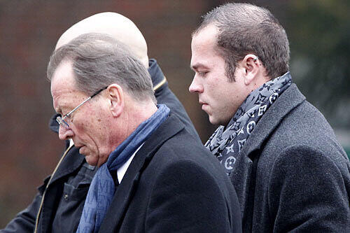 Witwer Tim Wosnitza (r.) kommt am Mittwoch in Hamburg auf dem Friedhof Ohlsdorf zur Trauerfeier für seine verstorbene Cora.